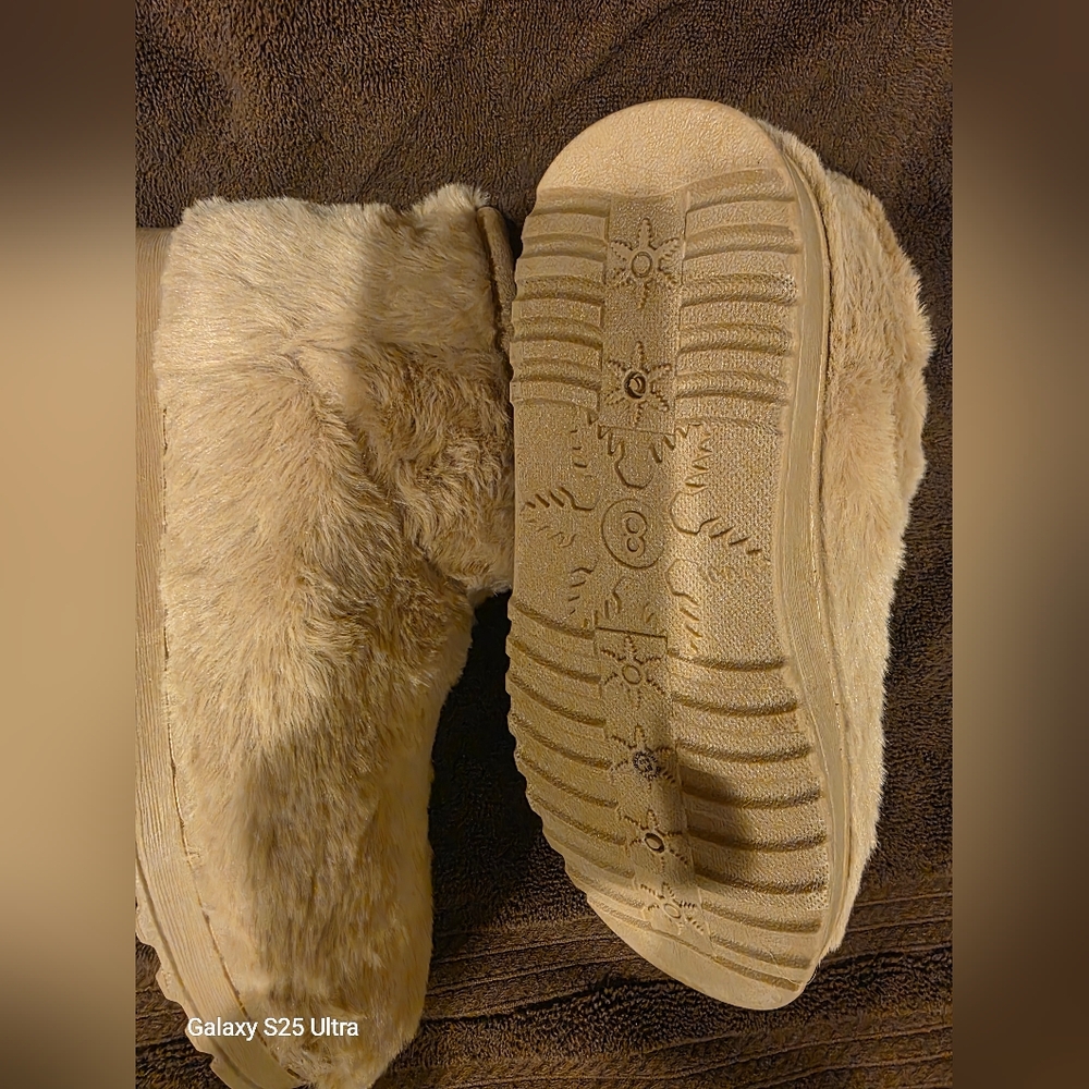 Arizona Jean Company Beige Faux Fur Slippers - Picture 2 of 5
